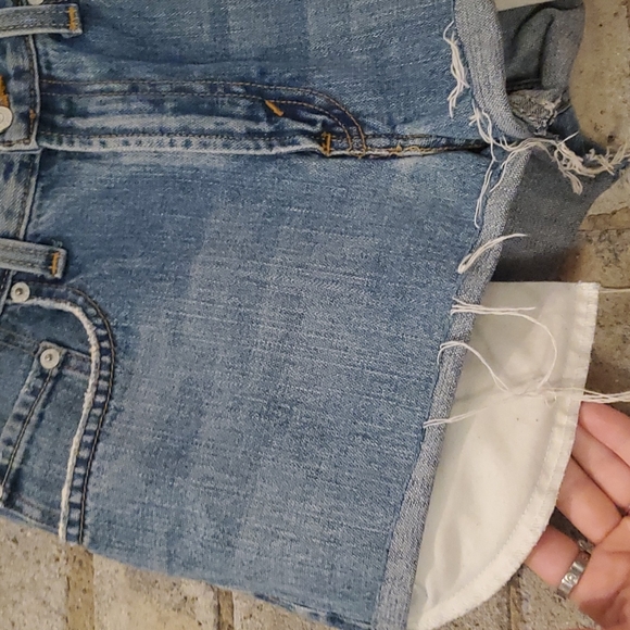 Levi's Jean Shorts. High-waisted. Denim Cut-off Shorts. Size 27. - Picture 2 of 5